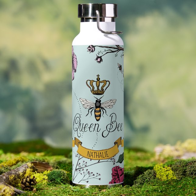 Elegant Light Blue Floral Queen Bee Personalisiert Trinkflasche (Elegant Queen Bee Gold Crown Water Bottle in Blush Blue for Her. Hand Drawn Floral Bee Illustration.)