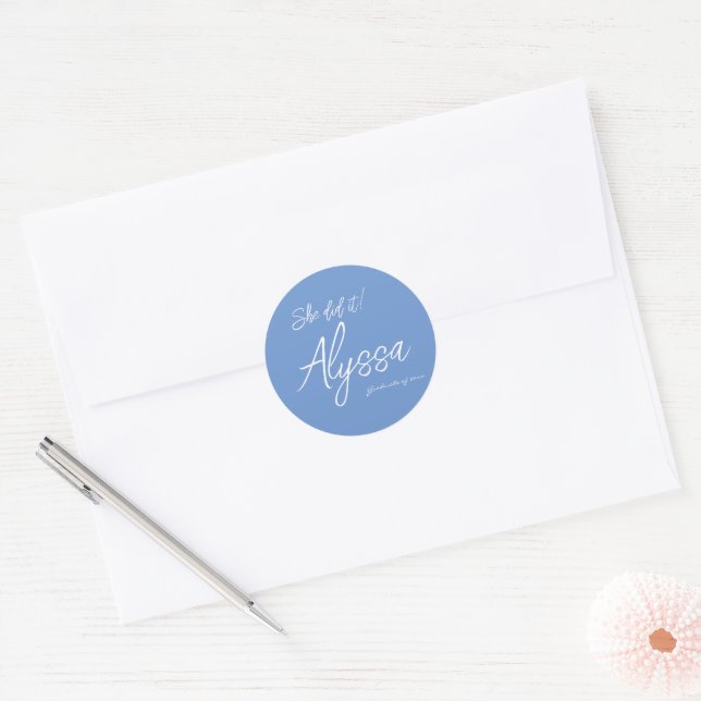 Elegant Light Blue Graduation Party She Did It Runder Aufkleber (Umschlag)