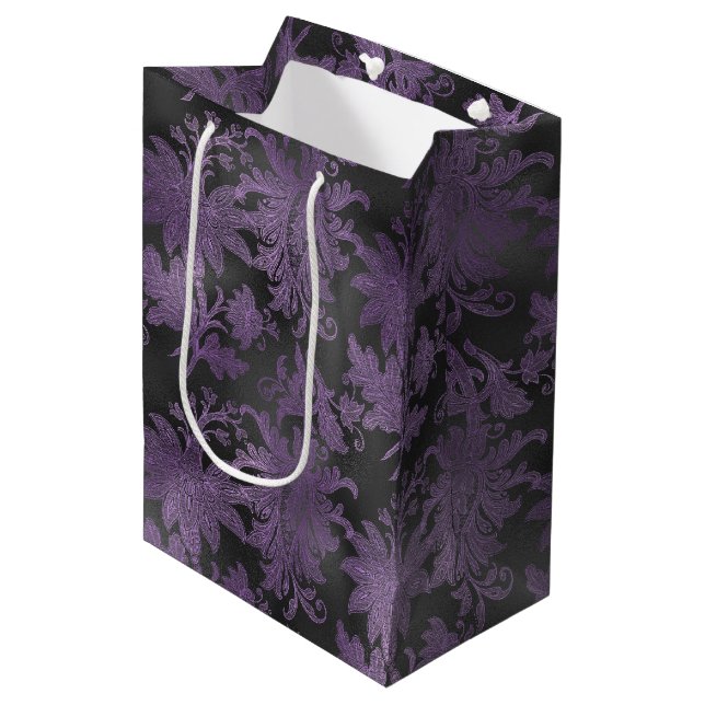 Elegant Lila Black Floral Mittlere Geschenktüte (Vorderseite Schrägansicht)