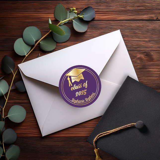 Elegant Lila | Gold 2023 Graduate Cap Abschluss Runder Aufkleber (Elegant Purple and Gold Tone Grad Cap Graduation Class of 2025 Classic Round Stickers)