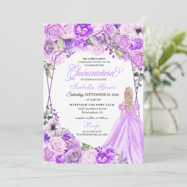 Elegant Lilac Lila Floral Quinceanera Einladung (Stehend Vorderseite)