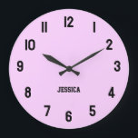 Elegant Lilac mit schwarzen Zahlen personalisiert Große Wanduhr<br><div class="desc">Sie können die lila Hintergrundfarbe mit personalisiertem Sporttext anpassen,  um Ihr eigenes Wandgeschenk zu erstellen. Diese mädchenhafte,  solide lila Farbe wird als persönliches Geschenk perfekt sein.</div>