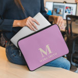 Elegant Lilac Monogram Laptop Sleeve<br><div class="desc">Eleganter Pale Lilac Monogram Laptop Schlauch Schützen Sie Ihren Laptop mit diesem waldgrünen und beigen Schriftart Laptop Ärmel. Einfach mit Ihrem eigenen Namen (oder einem anderen Namen) personalisieren, indem Sie auf "DIESE VORLAGE PERSONALISIEREN" klicken. Dieser Laptop-Ärmel ist für diejenigen, die gewollt, um den Laptop mit lebhaften Farbpalette und persönliche Touch...</div>