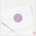Elegant Lilac Script Monogram Wedding Runder Aufkleber<br><div class="desc">Elegante Hochzeitsaufkleber mit klassischem Design mit Ihrem Monogramm in einem Script-Schriftart.</div>