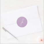 Elegant Lilac Script Monogram Wedding Runder Aufkleber<br><div class="desc">Elegante Hochzeitsaufkleber mit klassischem Design mit Ihrem Monogramm in einem Script-Schriftart.</div>