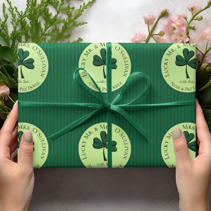 Elegant Lucky Bride und Groom Green Stripes Clover Geschenkpapier