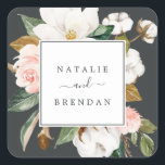 Elegant Magnolia | Black Wedding Umschlag Aufklebe Quadratischer Aufkleber<br><div class="desc">Diese eleganten magnolischen,  schwarzen Hochzeitsfeiern sind perfekt für eine moderne Hochzeit. Die moodisch-blumengeschmückte Einrichtung umfasst blau-blaue,  rosafarbene Torfbäume,  atemberaubende Blume aus Magnolien und Baumwolle mit goldenen und grünen Blätter in luxuriösem Ambiente auf dunklem Hintergrund. Personalisieren Sie das Etikett mit den Namen der Braut und des Bräutigams.</div>