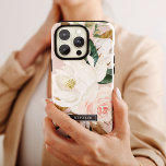 Elegant Magnolia | Personalisierter Name weiß und  Case-Mate iPhone Hülle<br><div class="desc">Dieses elegante,  weiße und rot personalisierte Handy-Gehäuse ist das ideale Geschenk für sie. Das weiche Blumendesign besticht durch die blau-farbenen Rosa-Bäckereien,  die atemberaubenden magnolischen Blume und die Baumwolle mit goldenen und grünen Blätter in einem luxuriösen Ambiente. Personalisieren Sie den Fall mit ihrem Vor- oder Nachnamen.</div>