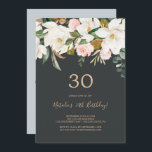 Elegant Magnolia | Schwarz und Weiß 30. Geburtstag Einladung<br><div class="desc">Dieses elegante magnolische Schwarz-Weiß-Angebot lädt zum 30. Geburtstag ein und eignet sich hervorragend für ein modernes Event. Das weiche Blumendesign besticht durch die blau-farbenen Rosa-Bäckereien, die atemberaubenden magnolischen Blume und die Baumwolle mit goldenen und grünen Blätter in einem luxuriösen Ambiente. Personalisieren Sie die Rückseite der Karte mit dem Namen des...</div>