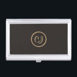 Elegant Manly Black Imitats Gold Circle Monogram Visitenkarten Dose<br><div class="desc">Eleganter Visitenkartenhalter mit dunkelgrauem Hintergrund und goldenem Zirkel der Imitate. Sie können Ihr Monogramm hinzufügen.</div>
