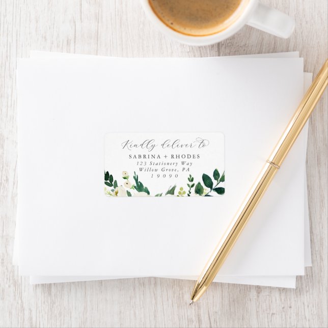 Elégant mariage floral blanc Étiquettes de adresse (En situation)