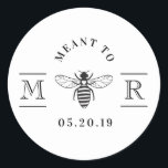 Elegant Meant to Bee Honey Gastgeschenk Hochzeit Runder Aufkleber<br><div class="desc">Spezieller Aufkleber für Honig-Gastgeschenk Hochzeit mit klassischem und elegantem "Meant to Bee"-Design. Personalisieren Sie mit den Initialen von Braut und Zeltern/ Monogramm und dem Hochzeitstag. Ideal für Hochzeitsreisen,  Taschen für Gaumenfreuden,  Honiggläser und vieles mehr!</div>