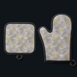 Elegant Menorahs Oven Mitt & Pot Holder Set<br><div class="desc">Ofen Mitt und Pot Holder Set, Elegant Menorahs. Alle Designelemente können bearbeitet und/oder auf andere Zazzle-Produkte übertragen werden. Editierbarer Text kann gelöscht und durch eigene Wörter ersetzt werden, wobei Stil, Farbe und Stil des Schriftartes verwendet werden. Kaufen Sie getrennt oder als Set. Macht ein tolles Hostess-Geschenk! Danke, dass ihr angehalten...</div>