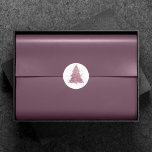 Elegant Merry Christmas | Dusty Mauve Pink Tree Runder Aufkleber<br><div class="desc">Das ist die Jahreszeit zum Unterhalten! Kokett schimmernde, staubige Lila und luxuriös gepresste Rose Rosa Palette abstrakter Baum und handgeschriebene "Frohe Weihnachten" Drehbuchfeier, Hosting und Geschenkartikelsammlung. Dieses lustige festliche Design verfügt über einen funkelnd whimsikalen Weihnachtsbaum mit einem frisch lackierten Spritzer, der mit Imitaten aus metallischem Glitzer und der Schriftzypografie ergänzt...</div>