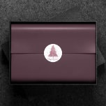 Elegant Merry Christmas | Dusty Mauve Pink Tree Runder Aufkleber<br><div class="desc">Das ist die Jahreszeit zum Unterhalten! Kokett schimmernde, staubige Lila und luxuriös gepresste Rose Rosa Palette abstrakter Baum und handgeschriebene "Frohe Weihnachten" Drehbuchfeier, Hosting und Geschenkartikelsammlung. Dieses lustige festliche Design verfügt über einen funkelnd whimsikalen Weihnachtsbaum mit einem frisch lackierten Spritzer, der mit Imitaten aus metallischem Glitzer und der Schriftzypografie ergänzt...</div>
