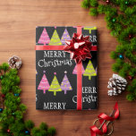 Elegant Merry Christmas Geschenkpapier<br><div class="desc">Mit diesem eleganten und hübschen Geschenkpapier mit hübsch rosa, lila und grünen Baummustern auf schwarzem Hintergrund verwöhnen Sie Ihre Weihnachtsgeschenke für die Weihnachtszeit auf einzigartige Weise.</div>
