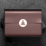 Elegant Merry Christmas | Glam Rose Gold Luxurious Runder Aufkleber<br><div class="desc">Das ist die Jahreszeit zum Unterhalten! Glamouröse Imitate metallisches Kupfer und atemberaubende Rose Goldpalette abstrakten Baum und handgeschriebene "Frohe Weihnachten" Drehbuch Feier, Hosting und gifting Accessoires Sammlung. Dieses lustige festliche Design verfügt über einen funkelnd whimsikalen Weihnachtsbaum mit einem frisch lackierten Spritzer, der mit Imitaten aus metallischem Glitzer und der Schriftzypografie...</div>