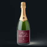 Elegant Merry Christmas Script Burgundy Holiday<br><div class="desc">Feierliche Weihnachtsschrift,  Weihnachtsflaschen-Etiketten. Design-Features,  Schneeflockakzent und skurrile,  weiße Feiertagstypografie zitieren auf bordeauxroten Hintergrund. Zwei Textzeilen für Ihre Nachricht und Ihren Namen.</div>