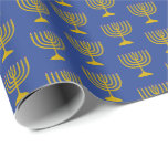 Elegant Mid Blue | Hanukkah | MENORAH Geschenkpapier<br><div class="desc">Elegantes mittelblaues MENORAH Wrapping Paper,  das mit Imitaten goldene Menorah in einem gefliesten Muster zeigt. Das Design ist minimalistisch,  einfach,  elegant,  besonders geeignet für Handwerkskunst und Handwerk in Hanukkah.</div>