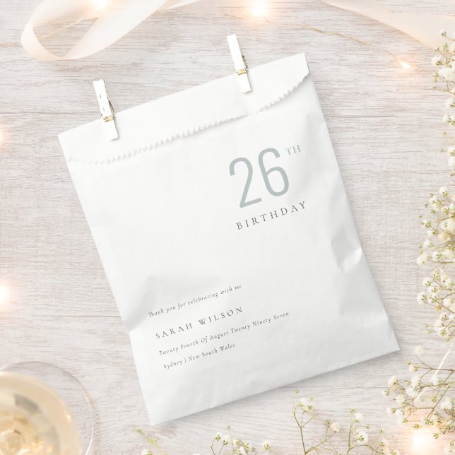 Elegant Minimal Bold Dusky Blau jedes Alter Geburt Geschenktütchen (Ausgeschnitten)