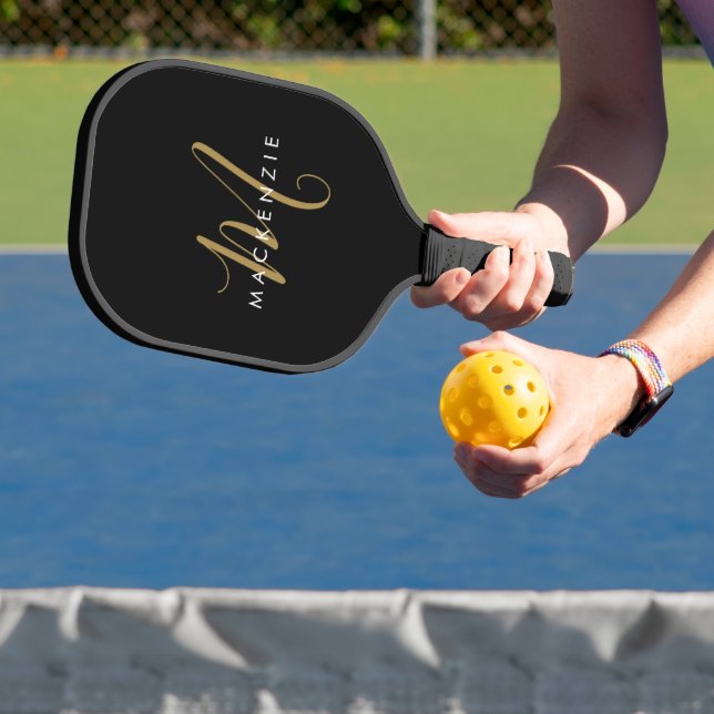 Elegant Modern Black Gold Script Monogram Pickleball Schläger (InSitu)