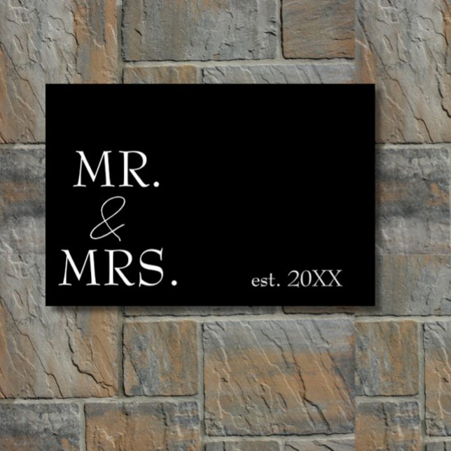 Elegant Modern Minimalistisch "Mr. & Mrs." Paar Fußmatte (A modern, elegant "Mr. & Mrs." black + white doormat makes a great gift for a modern, elegant couple)