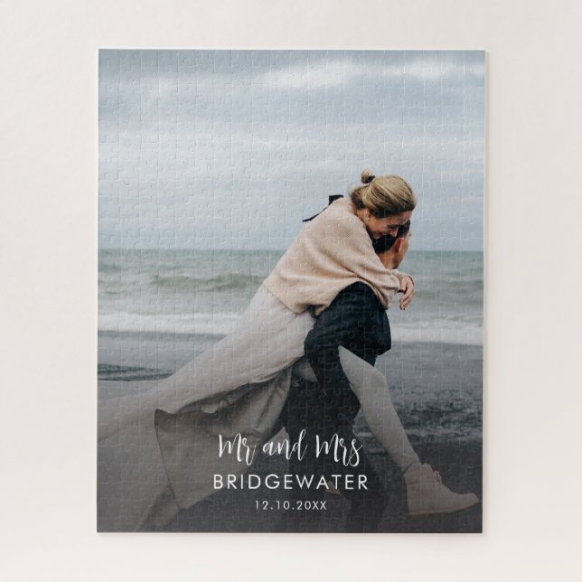 Elegant Modern Mr. and Mrs Monogram Wedding Foto (Vertikal)