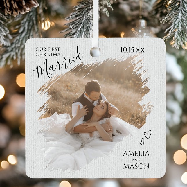 Elegant Modern Our First Christmas Married Photo  Ornament Aus Metall (Elegant Modern Rustic Brush Stroke "Our First Christmas" Married Photo Metal Ornament)
