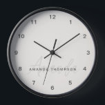 Elegant modern Personalisiert mit Name Monogram Uhr<br><div class="desc">Erhöhen Sie Ihre Wohngestaltung mit unserer Cream Elegant Modern Personalisiert mit Name Monogram Clock. Diese fein gearbeitete Wanduhr verbindet zeitgenössische Ästhetik mit einer personalisierten Touch und ist somit eine stilvolle und funktionale Ergänzung zu jedem Zimmer. Mit dem Namen und dem Monogramm fügt diese Uhr Ihrem Wohnraum eine Touch von Eleganz...</div>