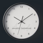 Elegant modern Personalisiert mit Name Monogram Uhr<br><div class="desc">Erhöhen Sie Ihre Wohngestaltung mit unserer Cream Elegant Modern Personalisiert mit Name Monogram Clock. Diese fein gearbeitete Wanduhr verbindet zeitgenössische Ästhetik mit einer personalisierten Touch und ist somit eine stilvolle und funktionale Ergänzung zu jedem Zimmer. Mit dem Namen und dem Monogramm fügt diese Uhr Ihrem Wohnraum eine Touch von Eleganz...</div>