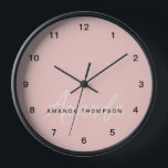 Elegant modern Personalisiert mit Name Monogram Uhr<br><div class="desc">Erhöhen Sie Ihre Wohngestaltung mit unserer eleganten, modernen Personalisierten Name Monogram Wall Clock. Diese fein gefertigte Wanduhr verbindet zeitgenössische Ästhetik mit einer personalisierten Touch und ist somit eine stilvolle und funktionale Ergänzung zu jedem Zimmer. Diese Wanduhr mit Ihrem Namen und einem Monogramm verleiht Ihrem Wohnraum eine Touch von Eleganz und...</div>