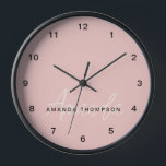 Elegant modern Personalisiert mit Name Monogram Uhr<br><div class="desc">Erhöhen Sie Ihre Wohngestaltung mit unserer eleganten, modernen Personalisierten Name Monogram Wall Clock. Diese fein gefertigte Wanduhr verbindet zeitgenössische Ästhetik mit einer personalisierten Touch und ist somit eine stilvolle und funktionale Ergänzung zu jedem Zimmer. Diese Wanduhr mit Ihrem Namen und einem Monogramm verleiht Ihrem Wohnraum eine Touch von Eleganz und...</div>