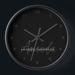 Elegant modern Personalisiert mit Name Monogram Uhr<br><div class="desc">Erhöhen Sie Ihre Wohngestaltung mit unserem Blackout Sleek Elegant Modern Personalisiert mit Name Monogram Clock. Diese fein gearbeitete Wanduhr verbindet zeitgenössische Ästhetik mit einer personalisierten Touch und ist somit eine stilvolle und funktionale Ergänzung zu jedem Zimmer. Diese Uhr mit Ihrem Namen und einem Monogramm im eleganten Blackout-Stil fügt Ihrem Wohnraum...</div>