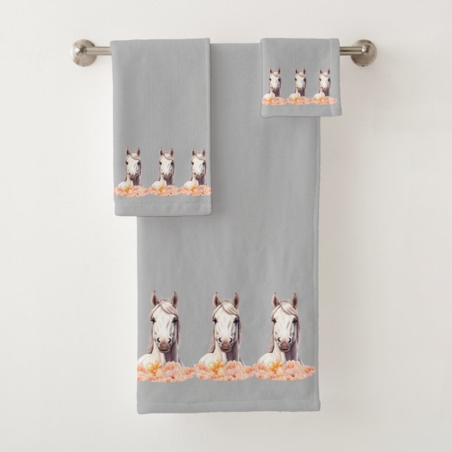 Elegant, Modern White Horses with Flowers on Gray (En situation)