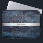 Elegant Modernes Silver Mandala Stripe Navy Blue Laptopschutzhülle<br><div class="desc">Silberstreifen und Blumenmandala auf marineblau-blauem Hintergrund.</div>