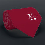 Elegant Monogram Bright Burgundy | weiß Krawatte<br><div class="desc">Eine elegante Krawatte mit einem fett-weißen Monogramm auf einem hellen bordeauxfarbenen Hintergrund. Hinzu kommt der Vor- oder Nachname, der in allen Hauptstädte angegeben ist. Wenn Sie einen mutigeren Blick auf den persönlichen Namen im großen Buchstaben bevorzugen, können Sie folgendes tun: Benutzen Sie die Funktion Anpassen/Bearbeiten und klicken Sie auf den...</div>