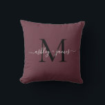 Elegant Monogram Burgundy Script Names Wedding Kissen<br><div class="desc">Chic mit Monogramm Sake-Kissen mit Ihren Namen und Monogramm in weißer, eleganter Schrift-Kalligraphie und schwarz moderner Typografie auf bordeauxfarbenem Hintergrund. Fügen Sie einfach Ihre Namen und Monogramm hinzu. Exklusiv für Sie entworfen von Happy Dolphin Studio. Wenn Sie Hilfe oder passende Produkte benötigen, kontaktieren Sie uns bitte unter happydolphinstudio@outlook.com. Wir helfen...</div>