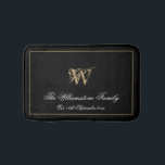 Elegant Monogram Family Nachname Neuheirat Badematte<br><div class="desc">Elegantes Monogramm und Personalisierter Familienname Neuer Name Geschenk Hochzeitsmatte. Niedliche, personalisierte mit Monogramm Badematte in Schwarz und Gold. Klassisches Skript für den mit Monogramm Vornamen, Familiennamen und den Est. Datum auf einem schicken schwarzen Hintergrund. Ein ideales Geschenk für frisch gezapfte, verlobte Paare, Familien oder für Ihr eigenes Bad oder ein...</div>