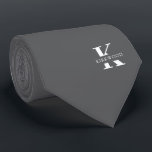 Elegant Monogram Gray | weiß Krawatte<br><div class="desc">Eine elegante Krawatte mit einem fett-weißen Monogramm auf einem silbergrauen Hintergrund. Hinzu kommt der Vor- oder Nachname,  der in allen Hauptstädte angegeben ist.</div>