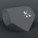 Elegant Monogram Gray | weiß Krawatte<br><div class="desc">Eine elegante Krawatte mit einem fett-weißen Monogramm auf einem silbergrauen Hintergrund. Hinzu kommt der Vor- oder Nachname,  der in allen Hauptstädte angegeben ist.</div>