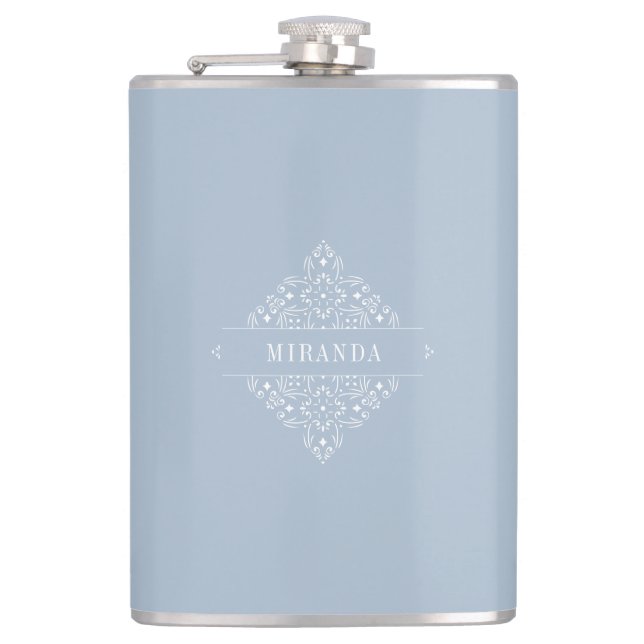 Elegant Monogram Minimalistisch Dusty Blue Classy Flachmann (Vorderseite)