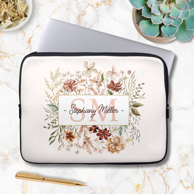 Elegant Monogram Watercolor Fall Wildflower Floral Laptopschutzhülle (In situ)