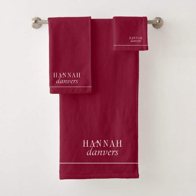 Elegant Monogram White Name Burgundy Badhandtuch Set (Insitu)