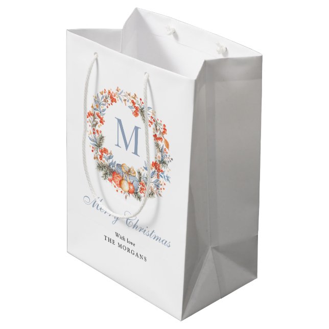 Elegant Monogram Wreath Dusty Blue Christmas Mittlere Geschenktüte (Rückseite Schrägansicht)