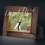 Elegant Mr & Mrs. Script Rustic Wedding Foto Fotoplatte<br><div class="desc">Dieses Design verfügt über ein rustikales Holzrahmen aus Imitat und einen eleganten Schriftzeichen. Klicken Sie auf die Schaltfläche Anpassen, um den Text flexibler zu gestalten. Variationen dieses Designs, verschiedene Papiertypen sowie koordinierende Produkte sind in unserem Shop unter zazzle.com/store/doodlelulu erhältlich. Kontaktieren Sie uns, wenn Sie dieses Design für ein bestimmtes Produkt...</div>