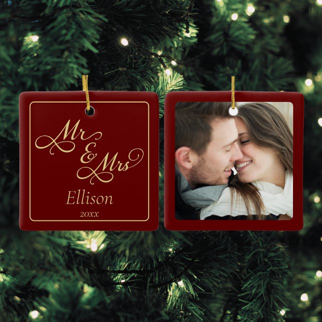 Elegant Mr. und Mrs. Keramikornament (Mr and Mrs Christmas ornament for newlywed couples first christmas custom photo script calligraphy)