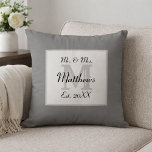 Elegant Mr. und Mrs. Monogram Kissen<br><div class="desc">Ein eleganter Mr. Frau Monogram Design für Ihre Zuhause. Kaufen Sie als Hochzeitsgeschenk (zusammen mit der Erholung der Mr. & Mrs. Wedding Geschenksammlung).</div>