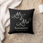 Elegant Mr. und Mrs. Wedding Black Kissen<br><div class="desc">Behalt dir mit diesem hübschen schwarz-weißen Kissen von Mr. und Mrs. throw eine Erinnerung an deinen besonderen Tag nah! Dieses Kissen mit prächtiger Schriftzeichen-Kalligrafie mit individuell definierbaren Namen und dem Hochzeitstag wird für viele Jahre ein schöner Sake sein. Auch macht eine schöne personalisierte Hochzeit oder Jubiläumsgeschenk für Paare oder Jungvermählte!...</div>
