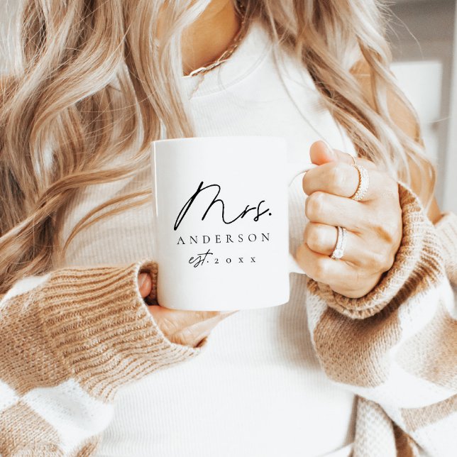 Elegant Mrs Newlywed Custom Black Script Kaffeetasse (Von Creator hochgeladen)
