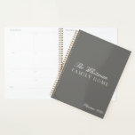 Elegant Name Family Zuhause Gray 2025 Planer<br><div class="desc">Eleganter Name Familie Zuhause Gray 2025 Planer. Personalisieren Sie Ihre eigenen Texte, Schriftart und Farben. Wir laden Sie ein, unseren Zazzle-Shop, Life on Memory Lane, zu besuchen, um unsere wachsende Palette von Geschenken für jeder Anlass, personalisierte Schreibwaren, Wohngestaltung, Party-Vorräte, Geschenkverpackung, Business Packaging und vieles mehr. Bitte kontaktieren Sie uns, wenn...</div>